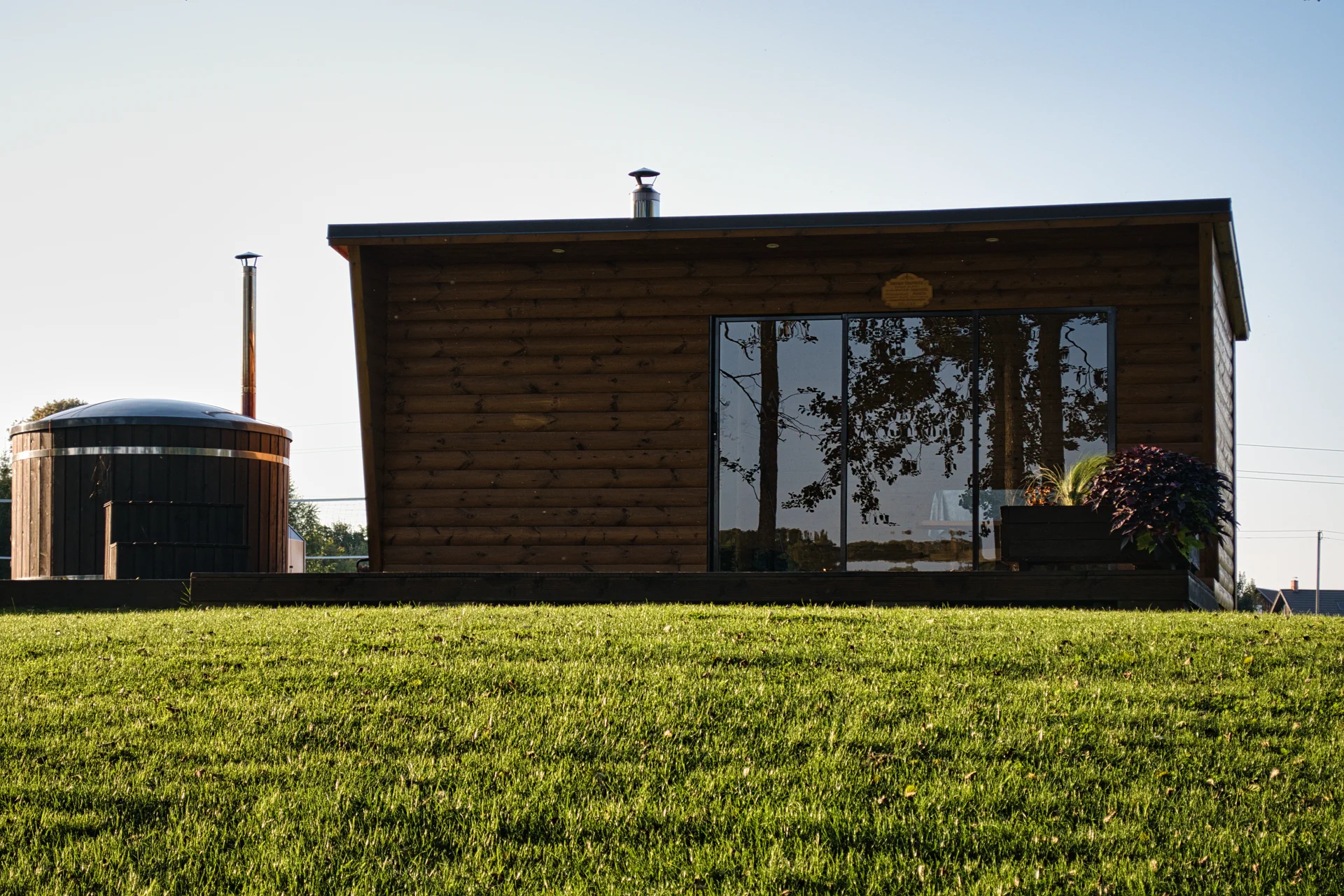 Stovyklavietė su nameliu